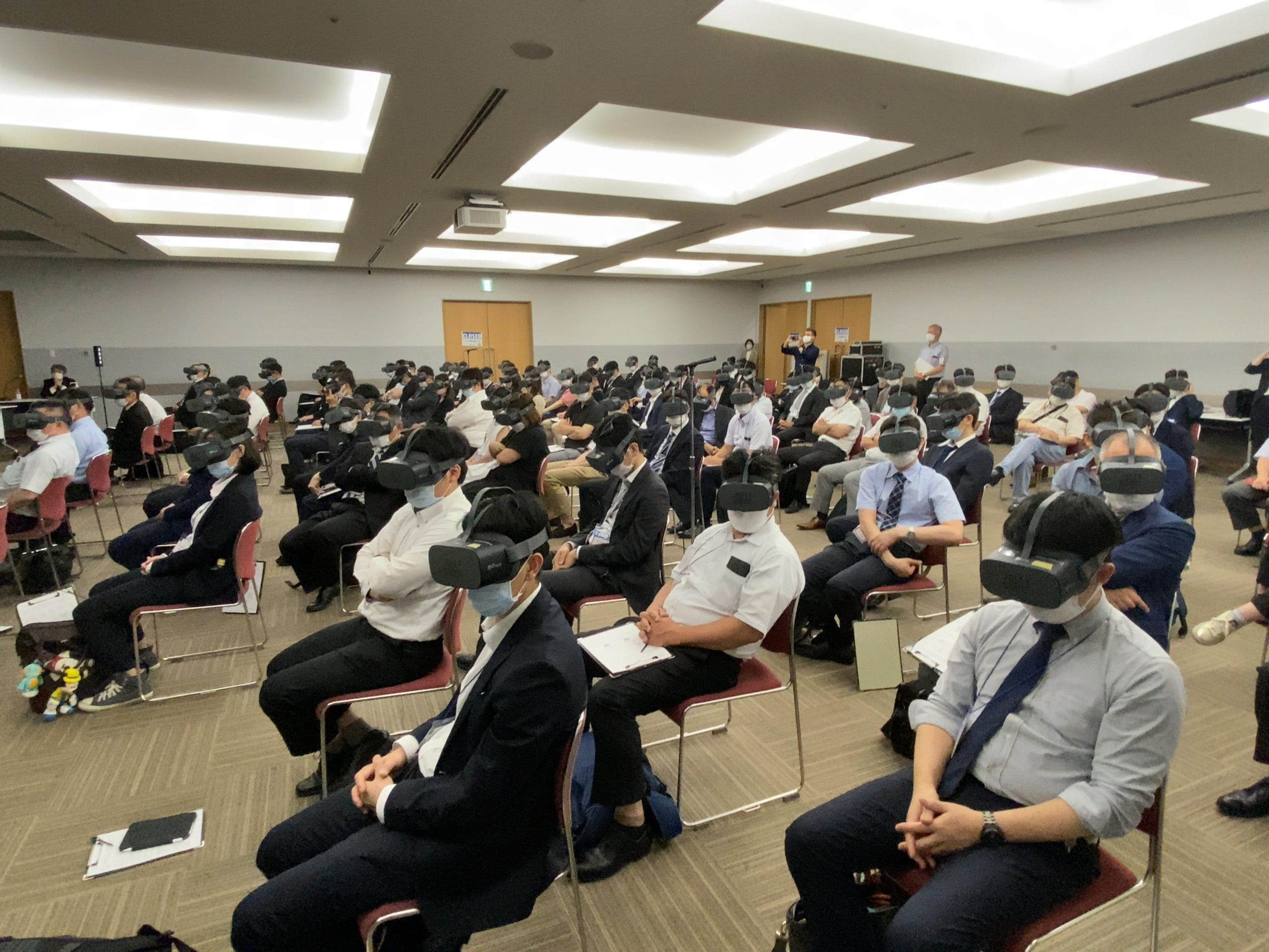 医療業界初、VR講義が外科専門医認定の単位に！ 日本外傷学会にて100名の参加者に向け、3名の医師がVR映像を巧みに扱った講義を実施しました