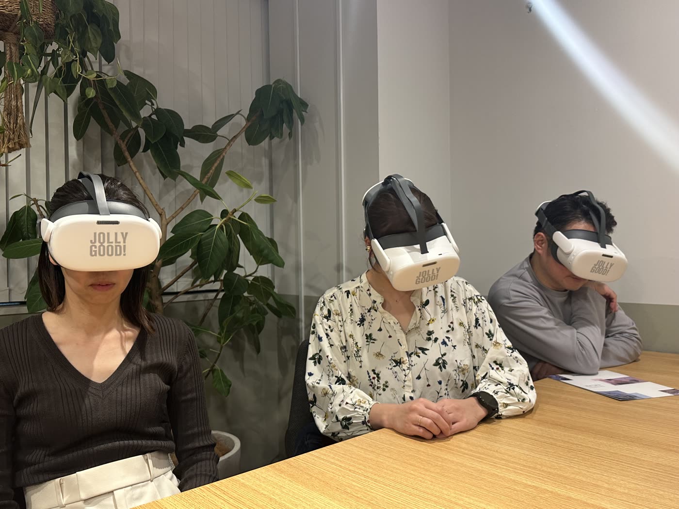ジョリーグッド本社でVR映像を確認するCVITメディカルスタッフ
