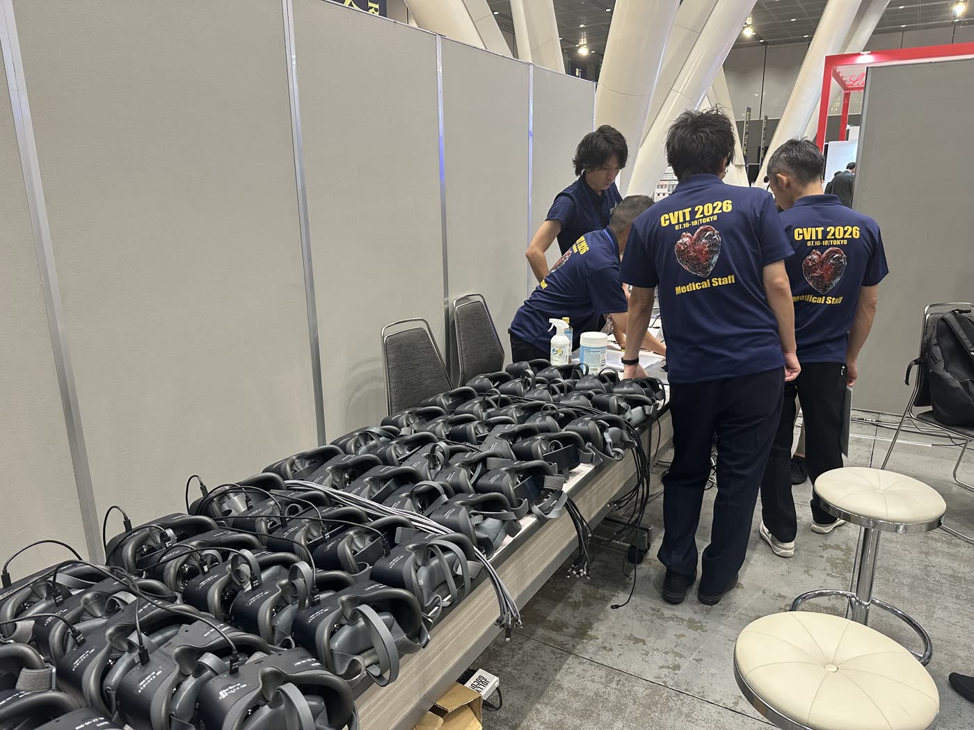 多数のVRゴーグルを準備するCVITメディカルスタッフ