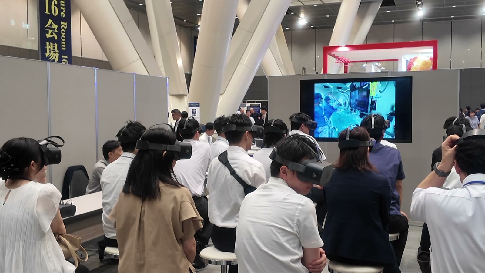 カテーテル治療の映像をVRで視聴する参加者