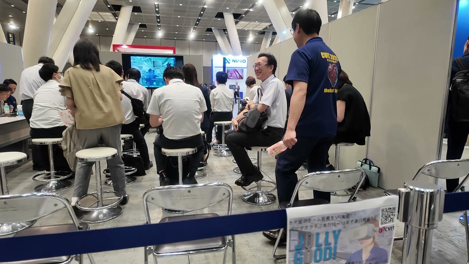VR視聴後に意見を交わすCVIT2026の参加者とメディカルスタッフ