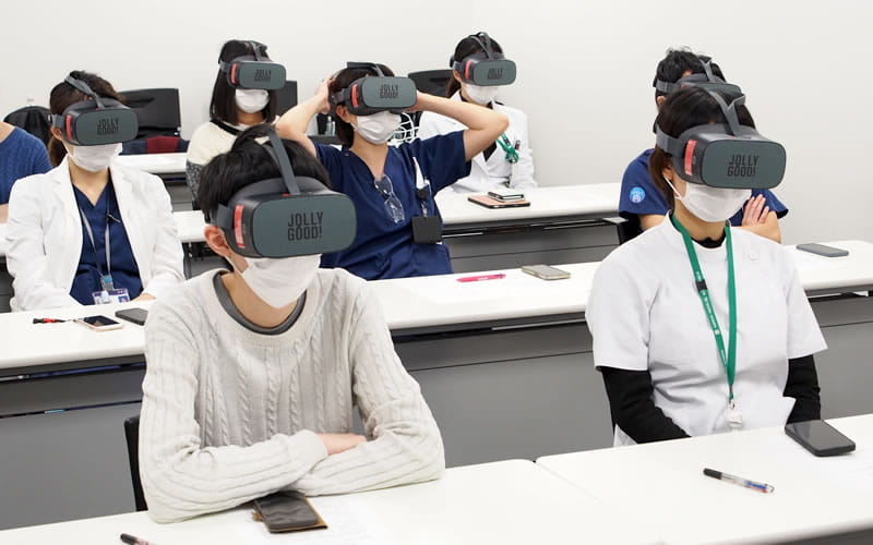 VR動画教材を用いた遠隔教育プログラムと教育効果の検討 - 2D vs VRランダム化 比較試験を実施。全国5大学同時にオンライン模擬授業を開催しました