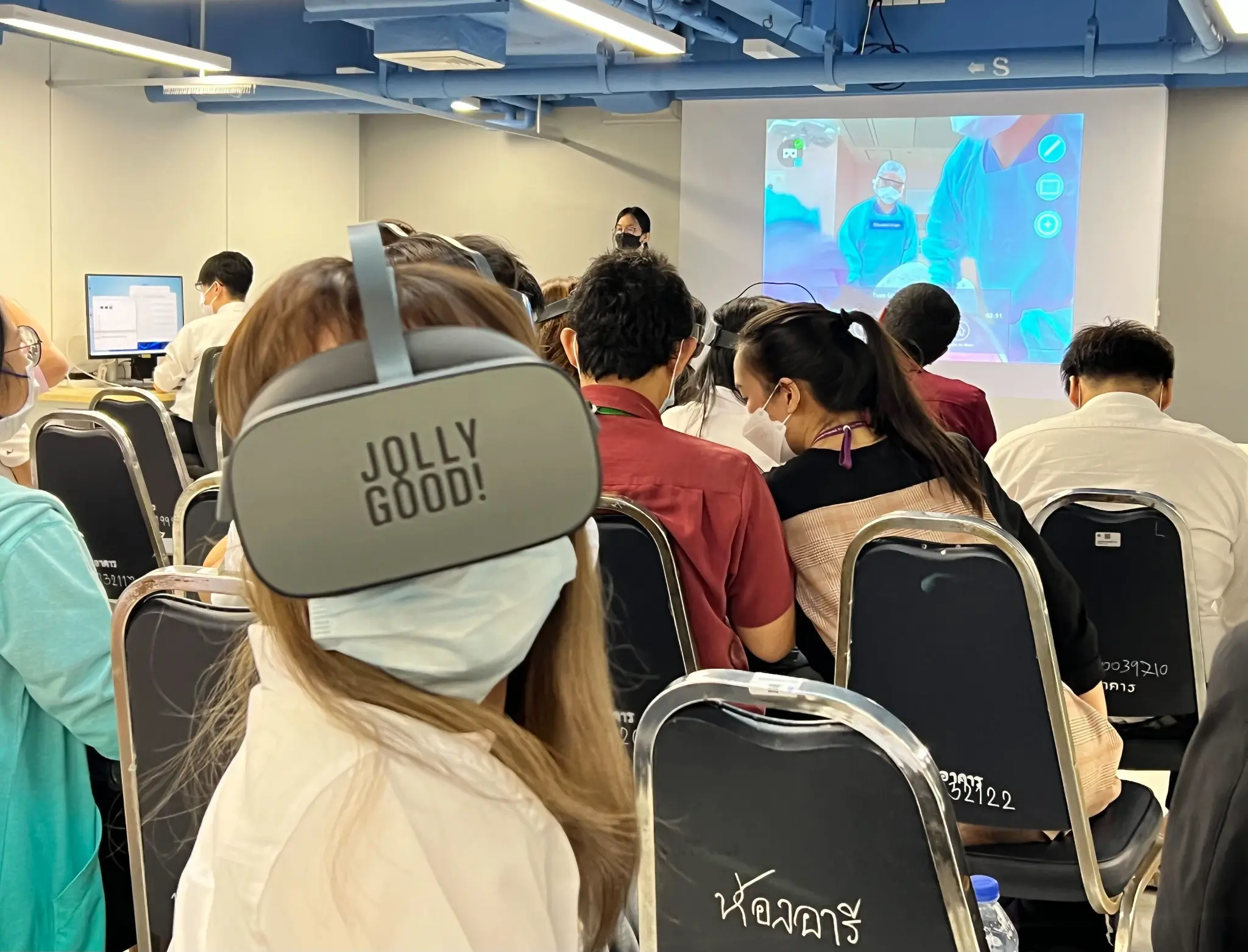 VRで製造現場の安全教育を体験する研修風景