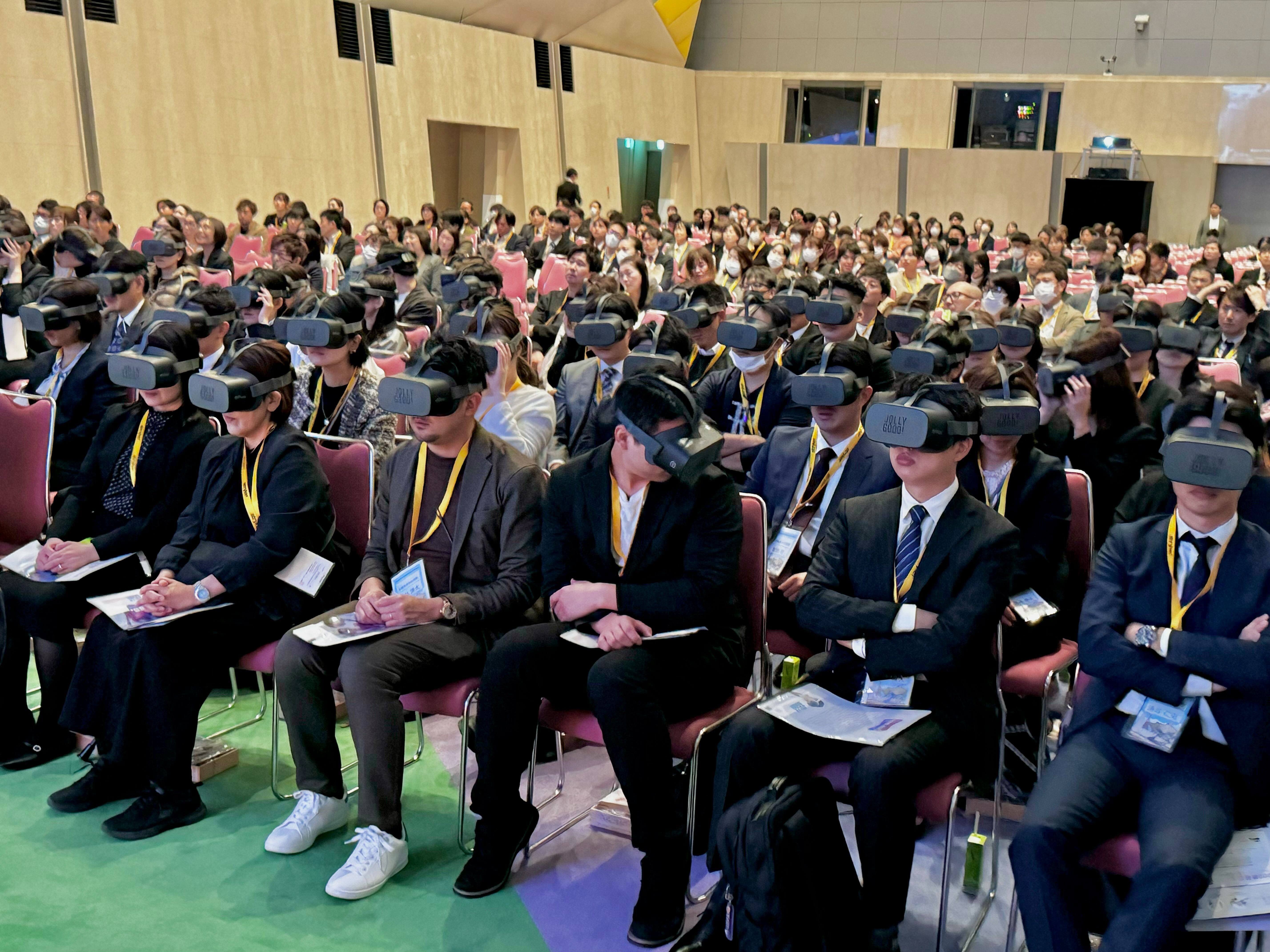 JOLLYGOODのVRゴーグルを装着した多数の医療学会参加者